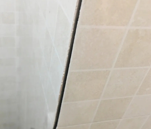 仙游瓷砖空鼓维修公司分享阳台瓷砖脱落的修复过程可以分为以下几个步骤