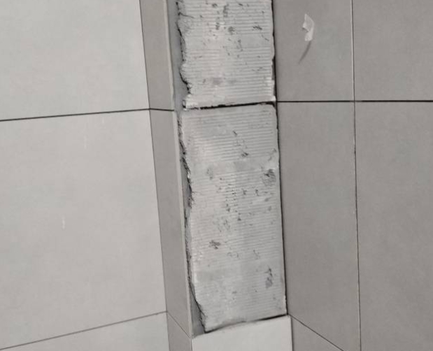 仙游瓷砖空鼓维修公司分享下瓷砖施工前基层浇水润湿程度不足，可能导致以下问题